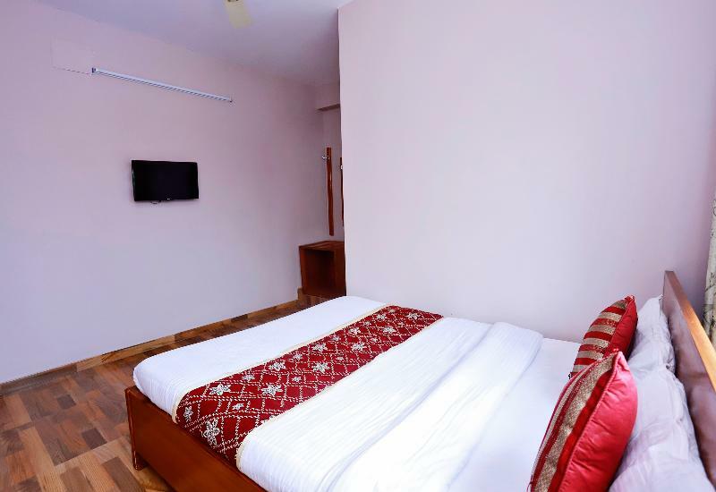 Oyo 575 Api Suites Покхара Экстерьер фото