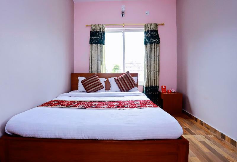 Oyo 575 Api Suites Покхара Экстерьер фото