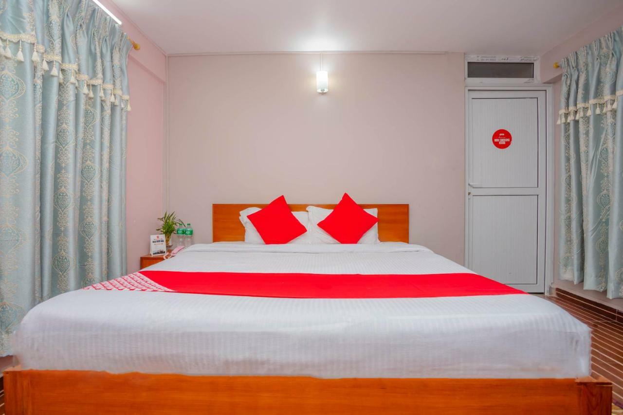 Oyo 575 Api Suites Покхара Экстерьер фото