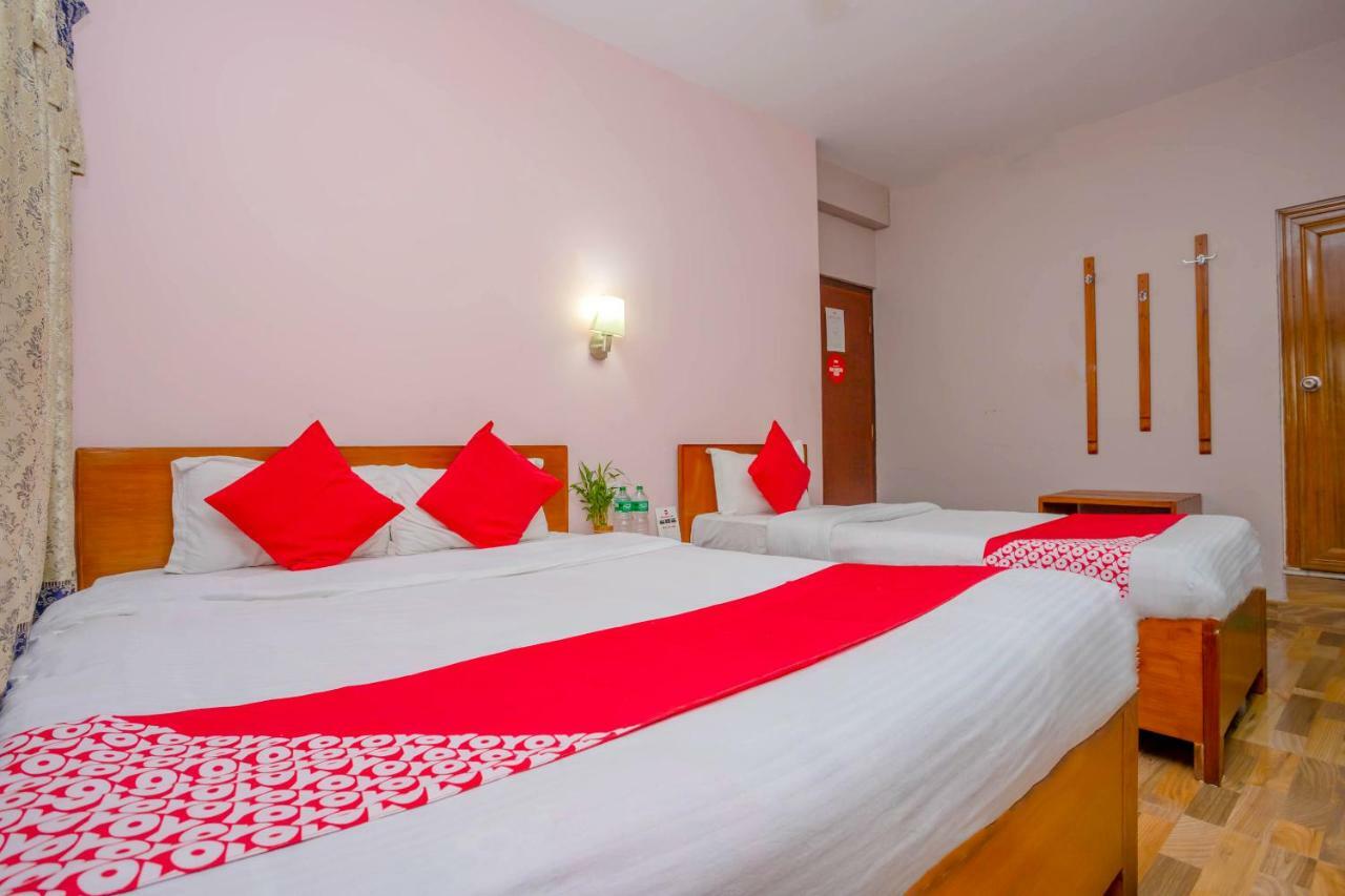 Oyo 575 Api Suites Покхара Экстерьер фото
