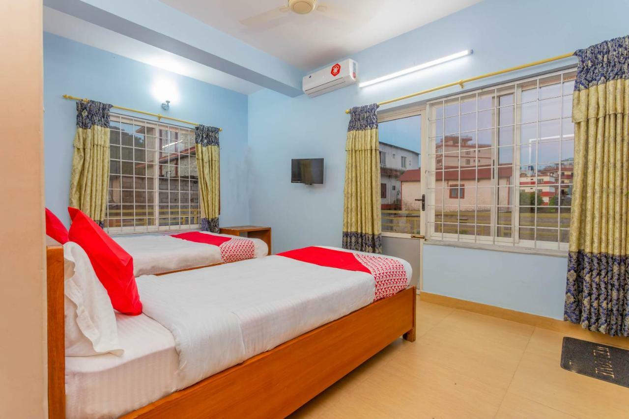 Oyo 575 Api Suites Покхара Экстерьер фото