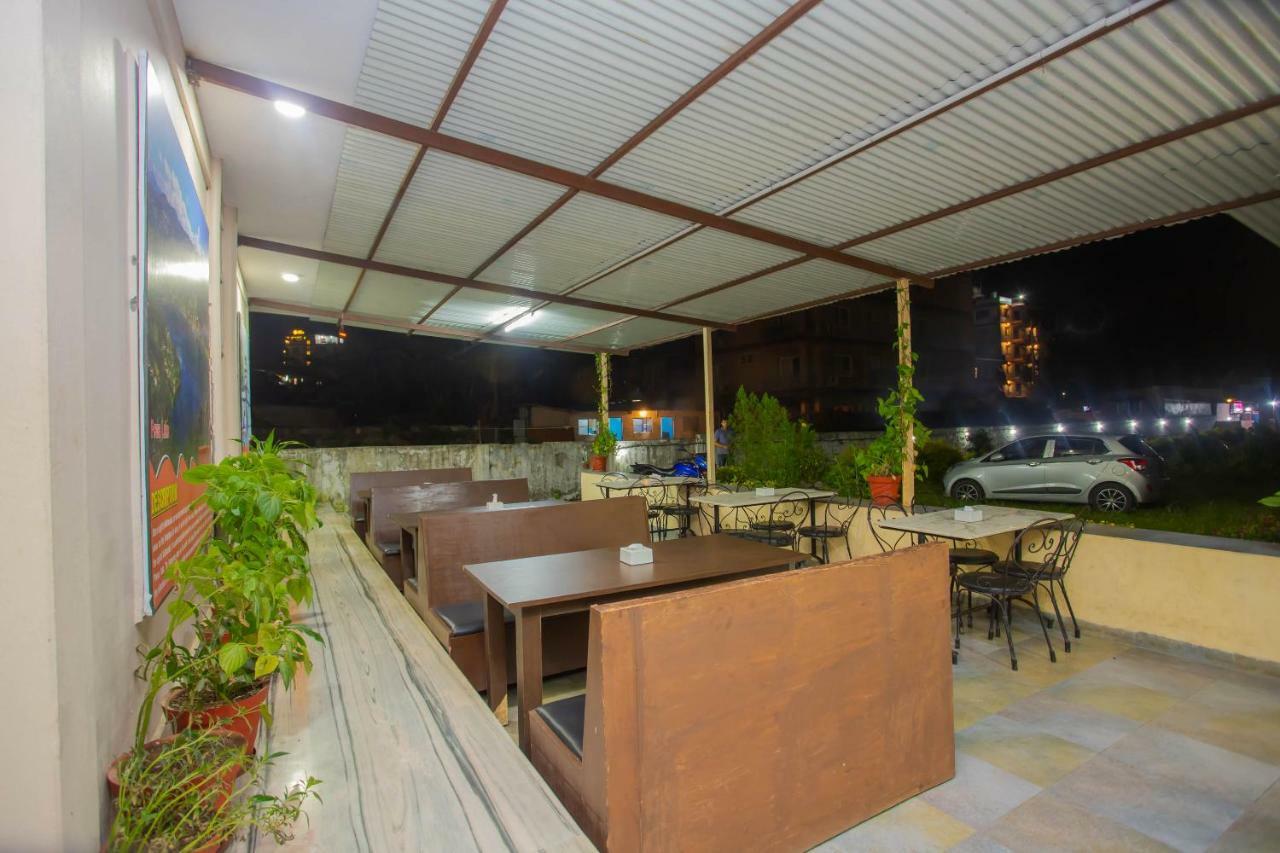 Oyo 575 Api Suites Покхара Экстерьер фото