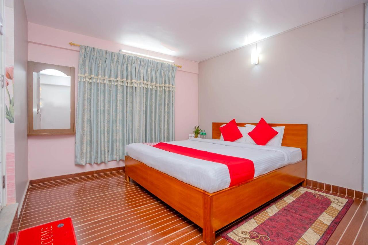 Oyo 575 Api Suites Покхара Экстерьер фото